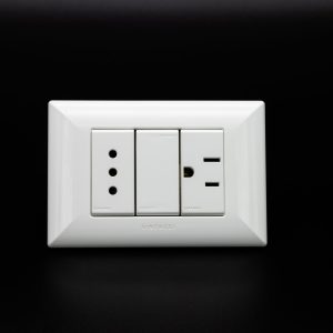 TOMACORRIENTE DOBLE ( 01 DE 3 EN LINEA + 01 AMERICANO) S17 PLACA BLANCA Y DADOS BLANCOS SINTHESI