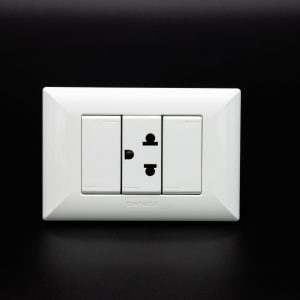 TOMACORRIENTE SIMPLE UNIVERSAL CON TIERRA S17 PLACA BLANCA Y DADO BLANCO SINTHESI