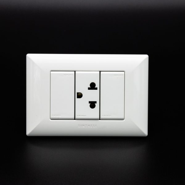TOMACORRIENTE SIMPLE UNIVERSAL CON TIERRA S17 PLACA BLANCA Y DADO BLANCO SINTHESI
