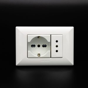 TOMACORRIENTE DOBLE (01 SCHUKO + 01 3 EN LINEA) S17 PLACA BLANCA Y DADOS BLANCOS SINTHESI