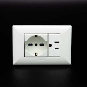 TOMACORRIENTE DOBLE (01 SCHUKO + 01 AMERICANO) S17 PLACA BLANCA Y DADOS BLANCOS SINTHESI