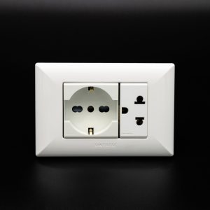 TOMACORRIENTE DOBLE (01 SCHUKO + 01 UNIVERSAL CON TIERRA) S17 PLACA BLANCA Y DADOS BLANCOS SINTHESI