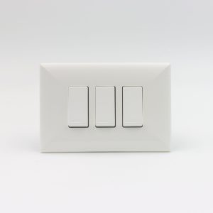 INTERRUPTOR TRIPLE (01 SIMPLE + 02 CONMUTADOR 3 VIAS) S17 PLACA BLANCA Y DADOS BLANCOS SINTHESI