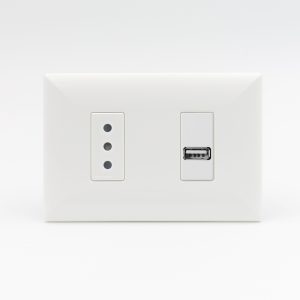 TOMACORRIENTE DOBLE (01 3 EN LINEA + 01 CARGADOR USB TIPO A) S17 PLACA BLANCA Y DADOS BLANCOS SINTHESI