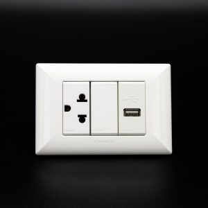 TOMACORRIENTE DOBLE (01 UNIVERSAL CON TIERRA + 01 CARGADOR USB TIPO A) S17 PLACA BLANCA Y DADOS BLANCOS SINTHESI
