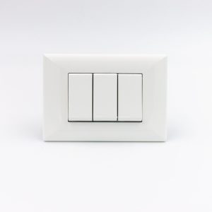 INTERRUPTOR CONMUTADOR DE 3 VIAS TRIPLE S22 PLACA BLANCA Y DADOS BLANCOS SINTHESI