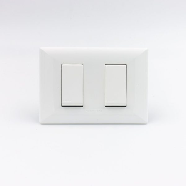INTERRUPTOR DOBLE (01 SIMPLE + 01 CONMUTADOR 3 VIAS) S22 PLACA BLANCA Y DADOS BLANCOS SINTHESI