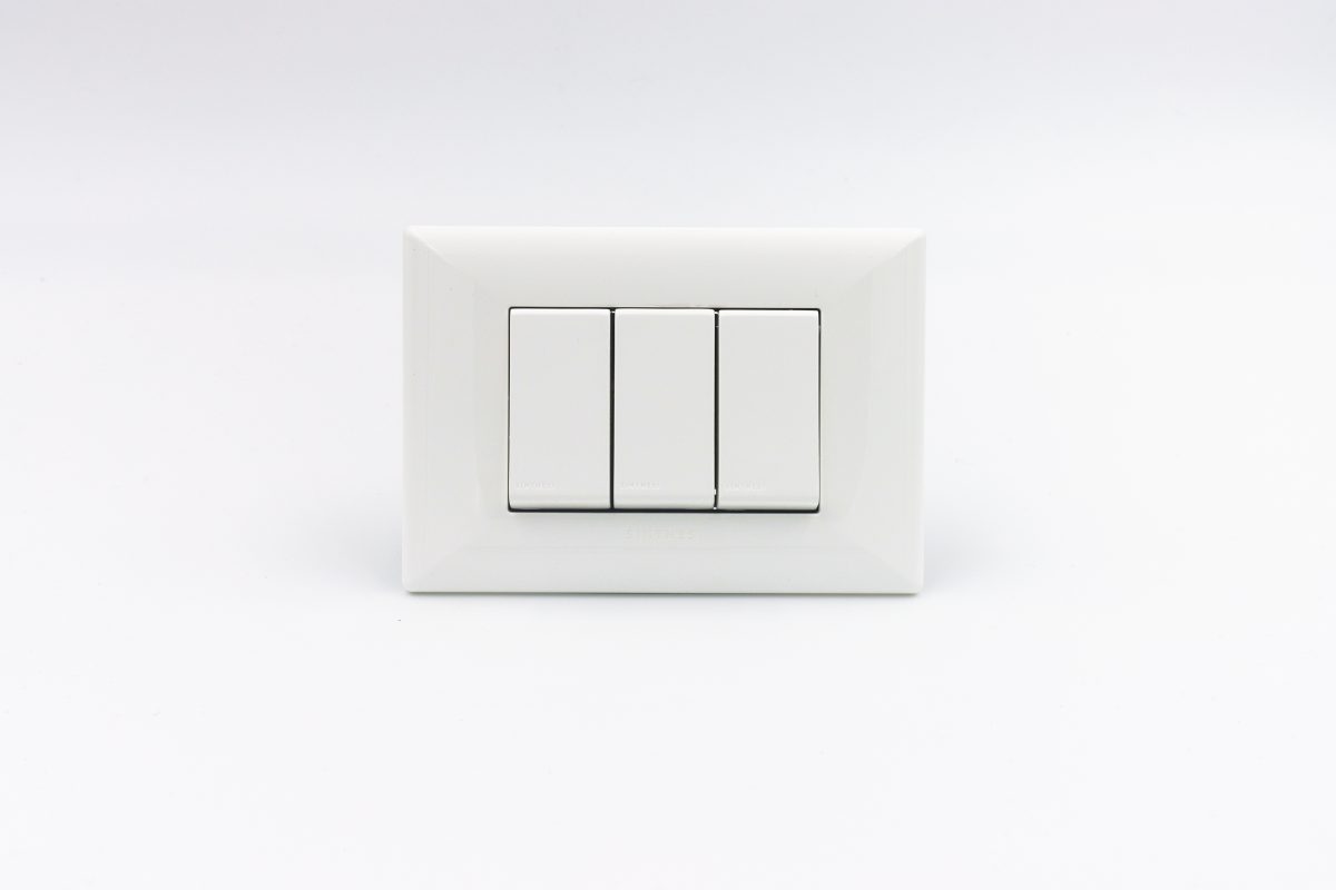 INTERRUPTOR TRIPLE (02 SIMPLE + 01 CONMUTADOR 3 VIAS) S22 PLACA BLANCA Y DADOS BLANCOS SINTHESI