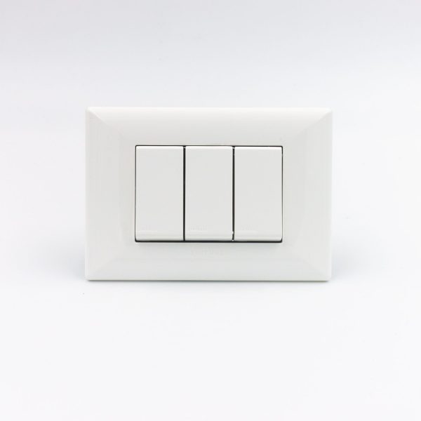 INTERRUPTOR TRIPLE (01 SIMPLE + 02 CONMUTADOR 3 VIAS) S22 PLACA BLANCA Y DADOS BLANCOS SINTHESI