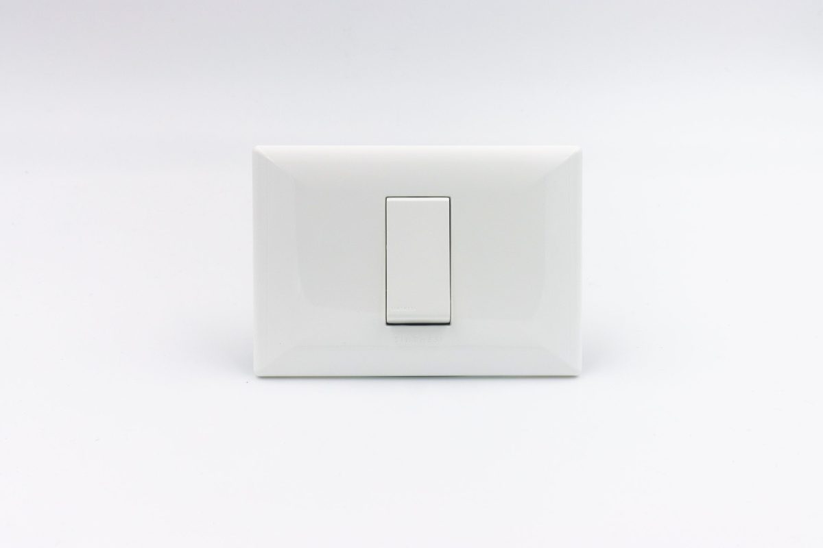 PULSADOR PARA TIMBRE SIMPLE S22 PLACA BLANCA Y DADO BLANCO SINTHESI