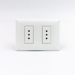 TOMACORRIENTE DOBLE 3 EN LINEA S22 PLACA BLANCA Y DADOS BLANCOS SINTHESI