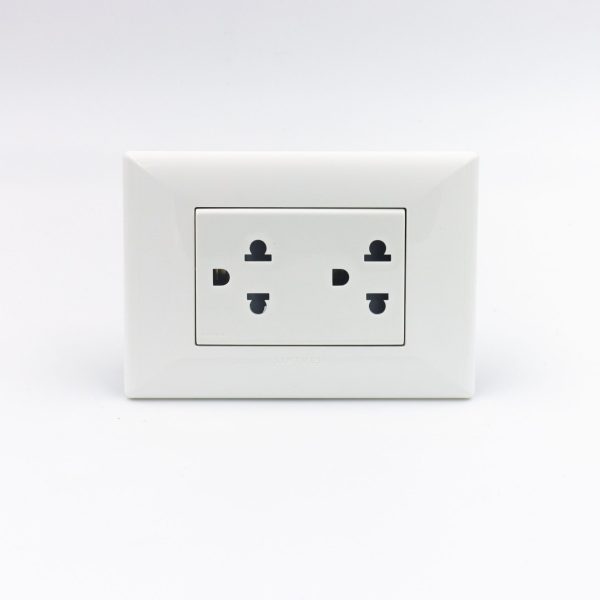 TOMACORRIENTE DUPLEX UNIVERSAL CON TIERRA S22 PLACA BLANCA Y DADOS BLANCOS SINTHESI