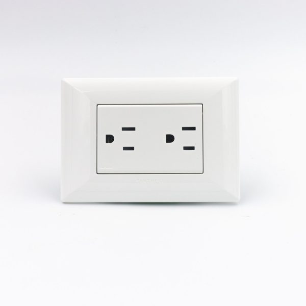 TOMACORRIENTE DUPLEX AMERICANO CON TIERRA S22 PLACA BLANCA Y DADOS BLANCOS SINTHESI