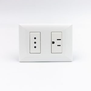 TOMACORRIENTE DOBLE ( 01 DE 3 EN LINEA + 01 AMERICANO) S22 PLACA BLANCA Y DADOS BLANCOS SINTHESI