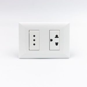 TOMACORRIENTE DOBLE ( 01 DE 3 EN LINEA + 01 UNIVERSAL CON TIERRA) S22 PLACA BLANCA Y DADOS BLANCOS SINTHESI