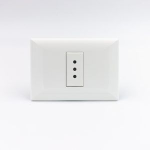 TOMACORRIENTE SIMPLE 3 EN LINEA S22 PLACA BLANCA Y DADO BLANCO SINTHESI