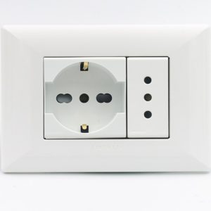 TOMACORRIENTE DOBLE (01 SCHUKO + 01 3 EN LINEA) S22 PLACA BLANCA Y DADOS BLANCOS SINTHESI