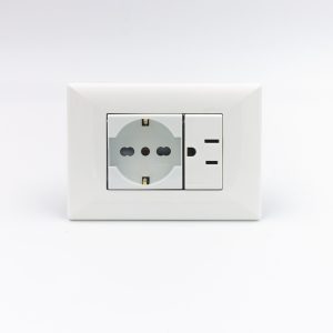 TOMACORRIENTE DOBLE (01 SCHUKO + 01 AMERICANO) S22 PLACA BLANCA Y DADOS BLANCOS SINTHESI