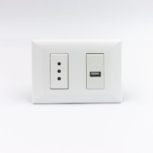 TOMACORRIENTE DOBLE (01 3 EN LINEA + 01 CARGADOR USB TIPO A) S22 PLACA BLANCA Y DADOS BLANCOS SINTHESI