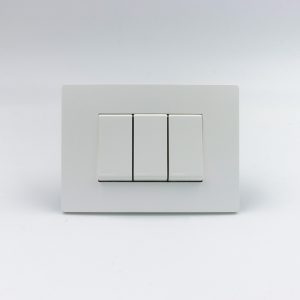 INTERRUPTOR TRIPLE S33 PLACA BLANCA MATE Y DADOS S22 BLANCOS SINTHESI