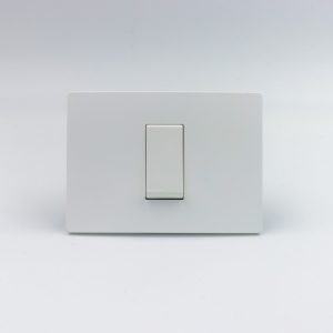 CONMUTADOR DE 3 VIAS SIMPLE S33 PLACA BLANCA MATE Y DADO S22 BLANCO SINTHESI