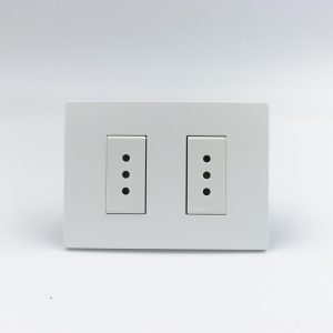 TOMACORRIENTE DOBLE 3 EN LINEA S33 PLACA BLANCA MATE Y DADOS S22 BLANCOS SINTHESI