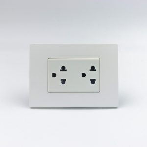TOMACORRIENTE DUPLEX UNIVERSAL CON TIERRA S33 PLACA BLANCA MATE Y DADO S22 BLANCO SINTHESI