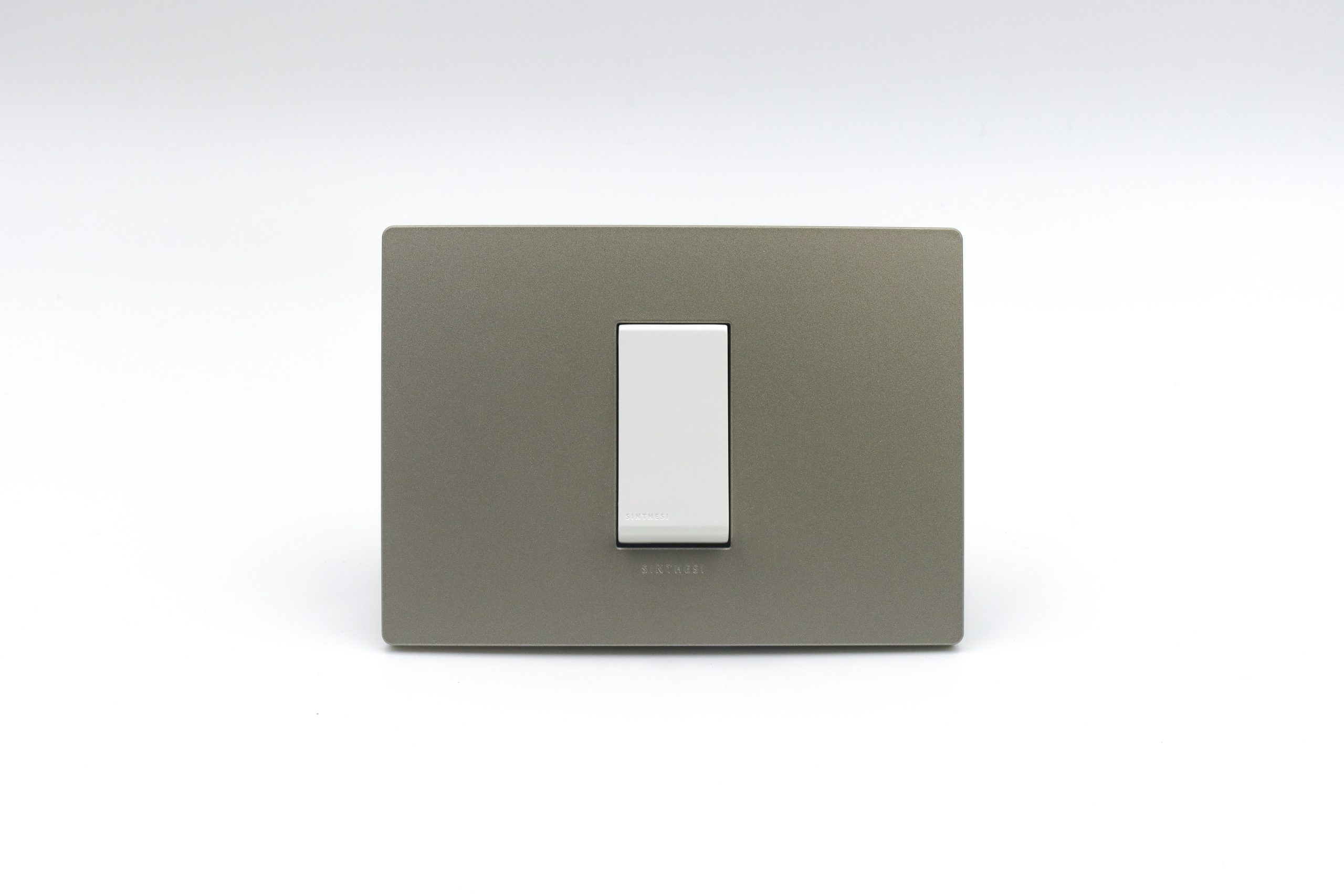 INTERRUPTOR SIMPLE S33 PLACA ARENA Y DADO S22 BLANCO SINTHESI