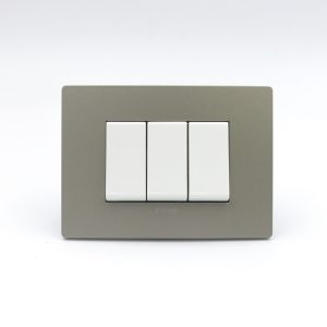 CONMUTADOR DE 3 VIAS TRIPLE S33 PLACA ARENA Y DADOS S22 BLANCOS SINTHESI