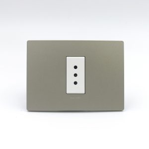 TOMACORRIENTE SIMPLE 3 EN LINEA S33 PLACA ARENA Y DADOS S22 BLANCOS SINTHESI