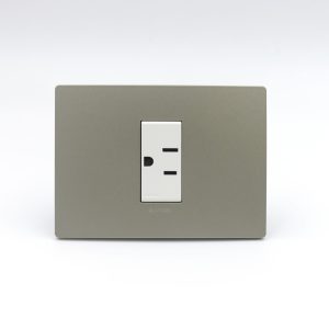 TOMACORRIENTE SIMPLE AMERICANO S33 PLACA ARENA Y DADOS S22 BLANCOS SINTHESI
