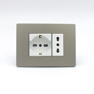 TOMACORRIENTE DOBLE (01 SCHUKO + 01 3 EN LINEA BIPASO) S33 PLACA ARENA Y DADOS S22 BLANCOS SINTHESI
