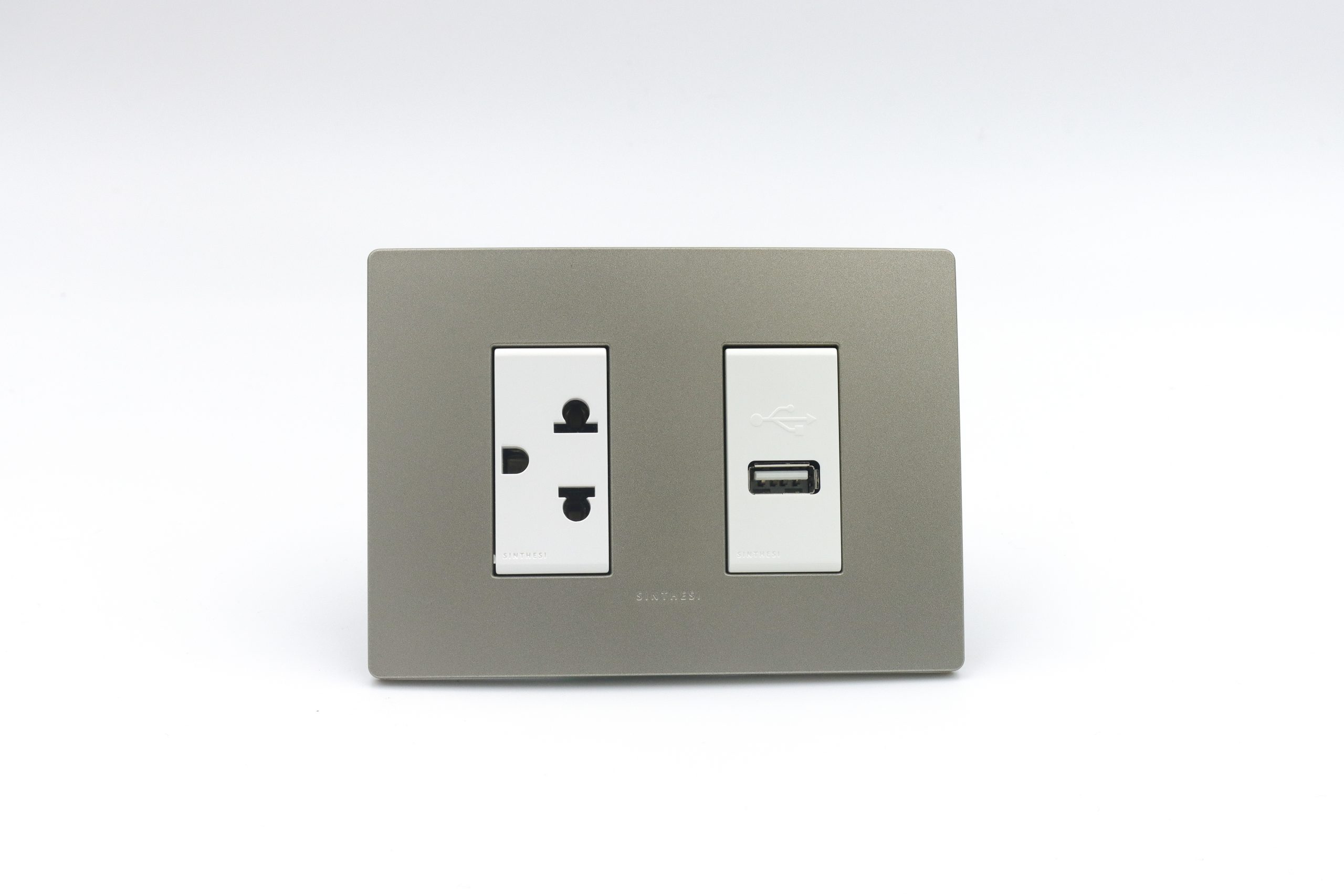 TOMACORRIENTE DOBLE (01 UNIVERSAL CON TIERRA + 01 CARGADOR USB TIPO A) S33 PLACA ARENA Y DADOS S22 BLANCOS SINTHESI