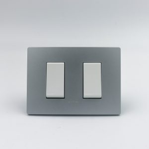 CONMUTADOR DE 3 VIAS DOBLE S33 PLACA PLATA Y DADOS S22 BLANCOS SINTHESI