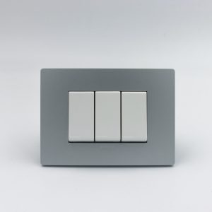 CONMUTADOR DE 3 VIAS TRIPLE S33 PLACA PLATA Y DADOS S22 BLANCOS SINTHESI