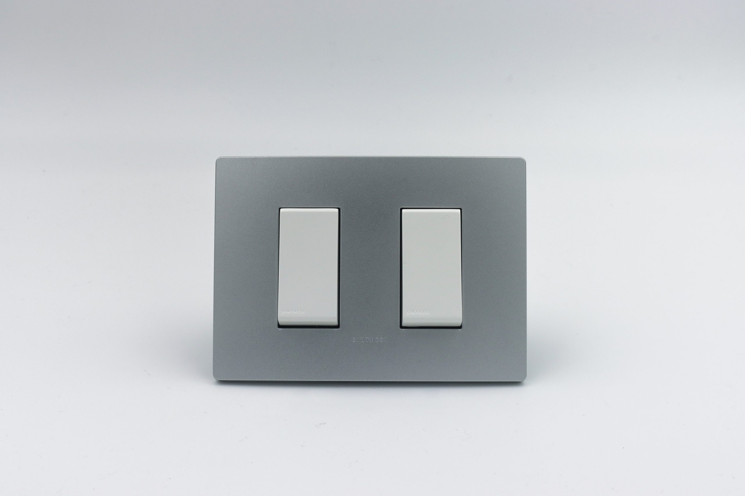 INTERRUPTOR DOBLE (01 SIMPLE + 01 CONMUTADOR 3 VIAS) S33 PLACA PLATA Y DADOS S22 BLANCOS SINTHESI