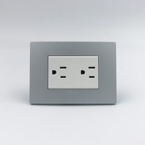 TOMACORRIENTE DUPLEX AMERICANO CON TIERRA S33 PLACA PLATA Y DADO S22 BLANCO SINTHESI