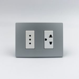 TOMACORRIENTE DOBLE ( 01 DE 3 EN LINEA + 01 UNIVERSAL CON TIERRA) S33 PLACA PLATA Y DADOS S22 BLANCOS SINTHESI
