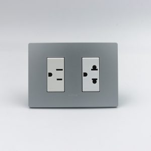 TOMACORRIENTE DOBLE ( 01 DE AMERICANO + 01 UNIVERSAL CON TIERRA) S33 PLACA PLATA Y DADOS S22 BLANCOS SINTHESI