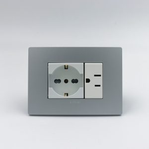 TOMACORRIENTE DOBLE (01 SCHUKO + 01 AMERICANO) S33 PLACA PLATA Y DADOS S22 BLANCOS SINTHESI