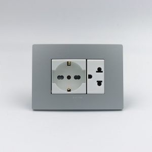 TOMACORRIENTE DOBLE (01 SCHUKO + 01 UNIVERSAL CON TIERRA) S33 PLACA PLATA Y DADOS S22 BLANCOS SINTHESI