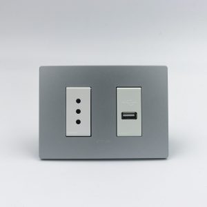 TOMACORRIENTE DOBLE (01 3 EN LINEA + 01 CARGADOR USB TIPO A) S33 PLACA PLATA Y DADOS S22 BLANCOS SINTHESI