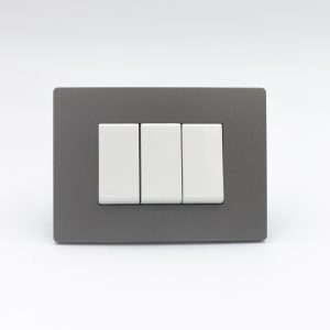 INTERRUPTOR TRIPLE (02 SIMPLE + 01 CONMUTADOR 3 VIAS) S33 PLACA PIEDRA Y DADOS S22 BLANCOS SINTHESI