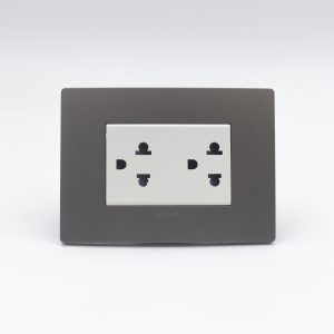 TOMACORRIENTE DUPLEX UNIVERSAL CON TIERRA S33 PIEDRA Y DADO S22 BLANCO SINTHESI