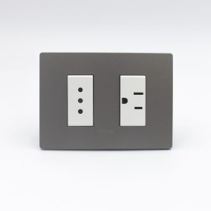 TOMACORRIENTE DOBLE ( 01 DE 3 EN LINEA + 01 AMERICANO) S33 PLACA PIEDRA Y DADOS S22 BLANCOS SINTHESI