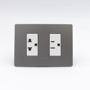 TOMACORRIENTE DOBLE ( 01 UNIVERSAL CON TIERRA + 01 DE AMERICANO ) S33 PLACA PIEDRA Y DADOS S22 BLANCOS SINTHESI