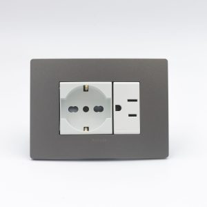 TOMACORRIENTE DOBLE (01 SCHUKO + 01 AMERICANO) S33 PLACA PIEDRA Y DADOS S22 BLANCOS SINTHESI