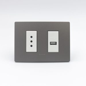 TOMACORRIENTE DOBLE (01 3 EN LINEA + 01 CARGADOR USB TIPO A) S33 PLACA PIEDRA Y DADOS S22 BLANCOS SINTHESI
