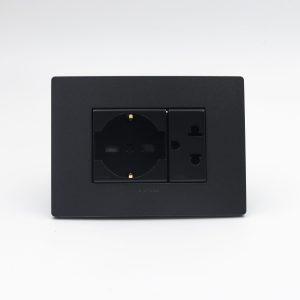 TOMACORRIENTE DOBLE (01 SCHUKO + 01 UNIVERSAL CON TIERRA) S33 PLACA CARBON Y DADOS S22 NOIR SINTHESI