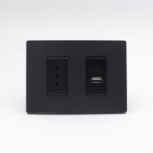TOMACORRIENTE DOBLE (01 3 EN LINEA + 01 CARGADOR USB TIPO A) S33 PLACA CARBON Y DADOS S22 NOIR SINTHESI
